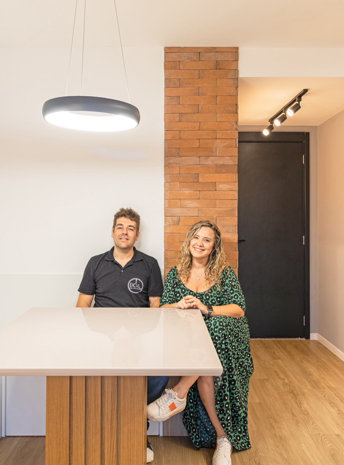 Sócios da BOA na sala de jantar de um projeto entregue